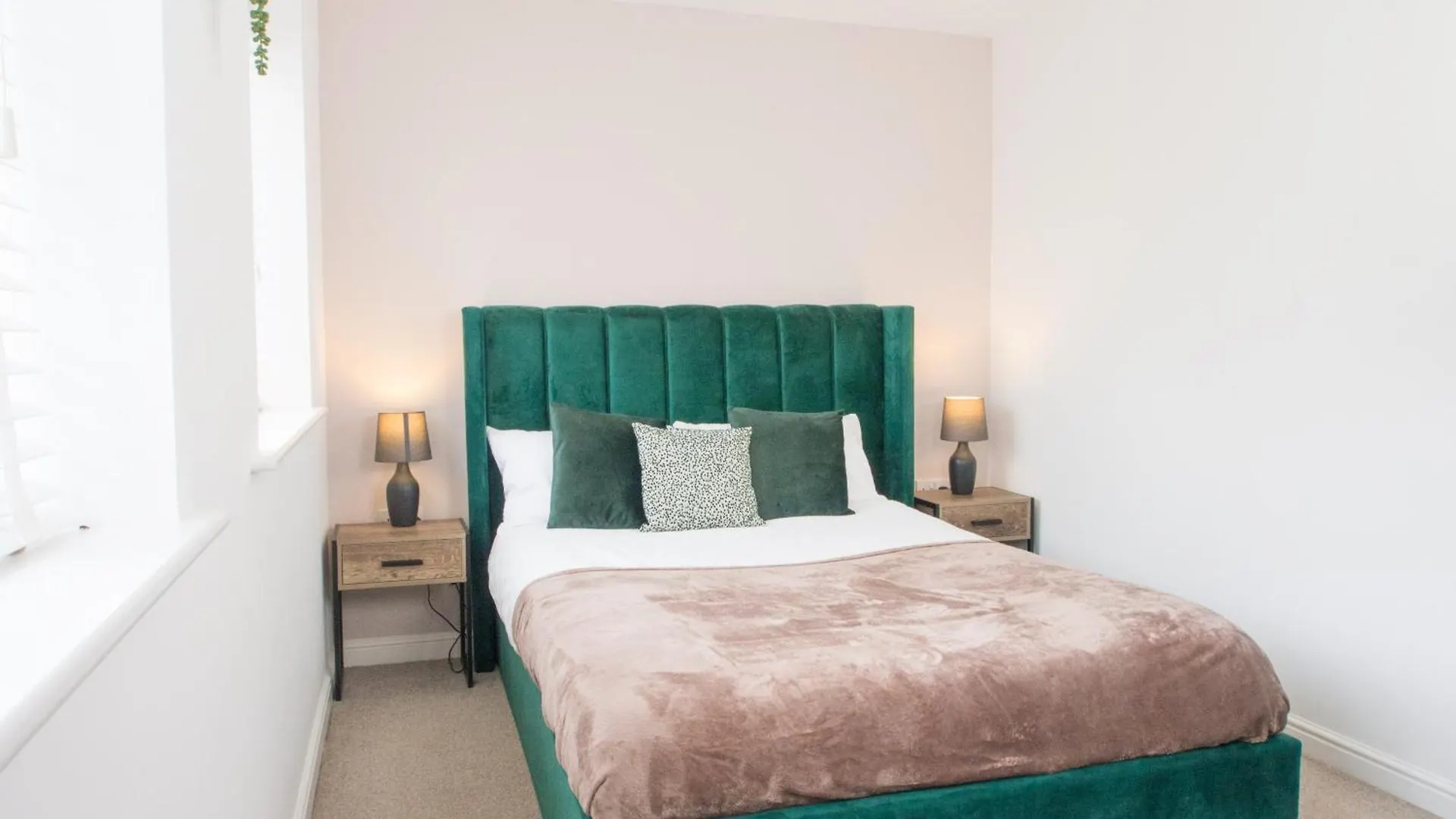 Emerald House -3 Bed - Free Parking Knottingley