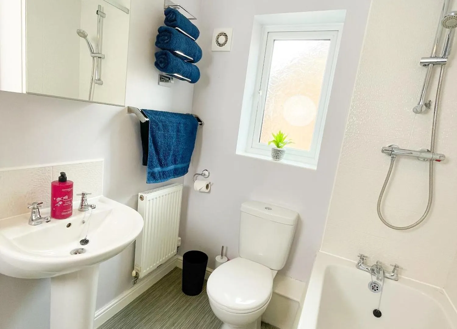 Emerald House -3 Bed - Free Parking Knottingley 0*,  United Kingdom