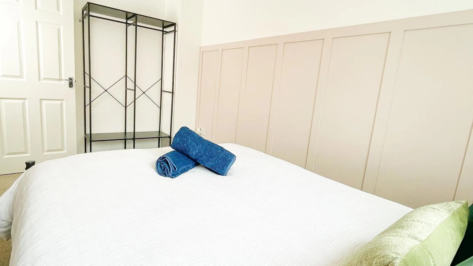 Emerald House -3 Bed - Free Parking Knottingley 0*,