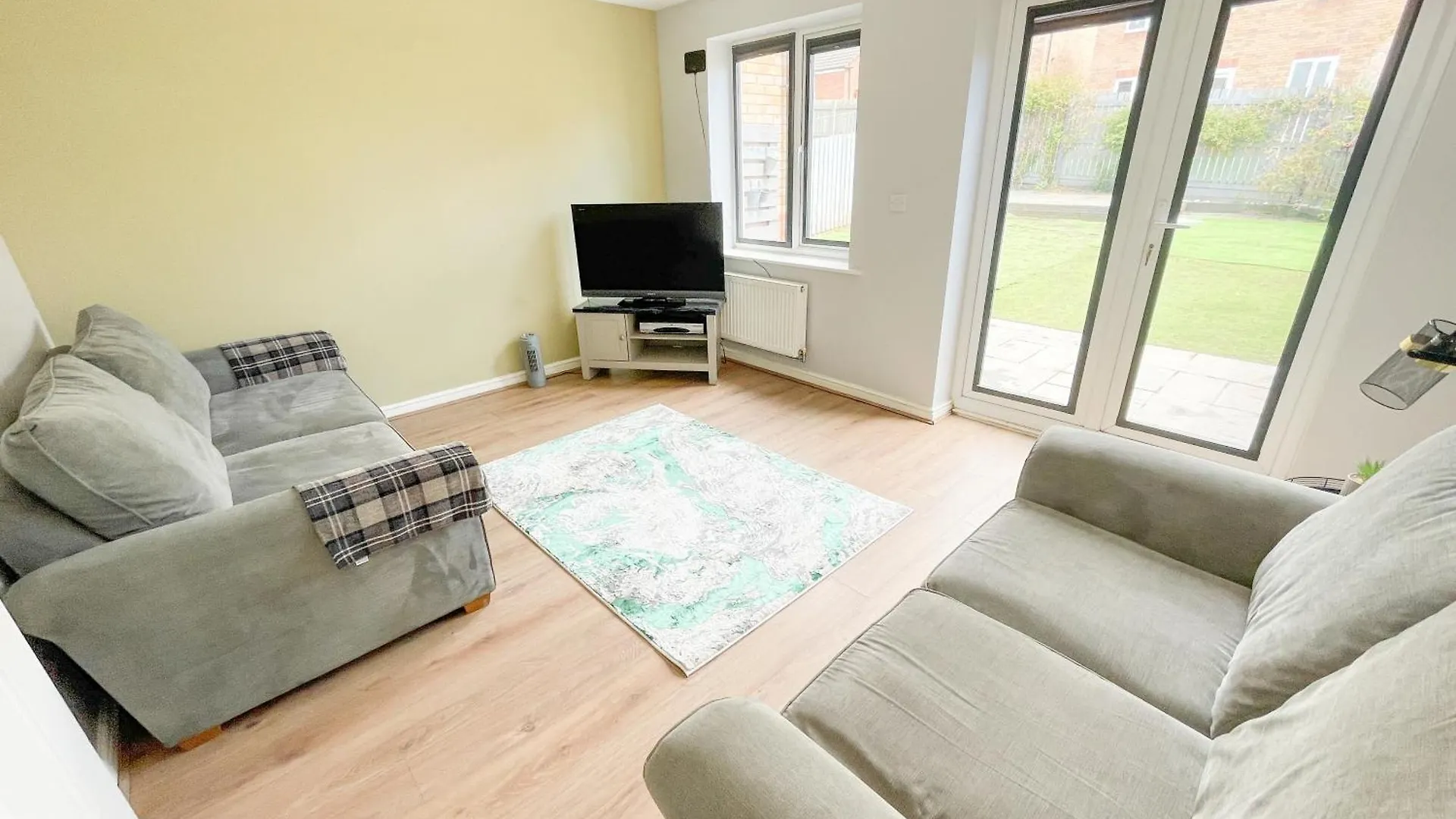 Emerald House -3 Bed - Free Parking Knottingley